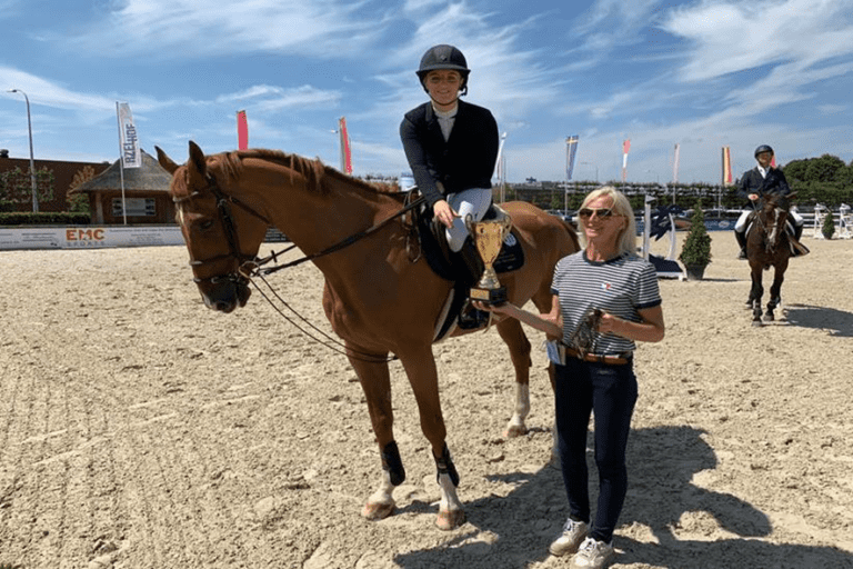 Lily Attwood salta para a vitória no Grand Prix Fontainebleau