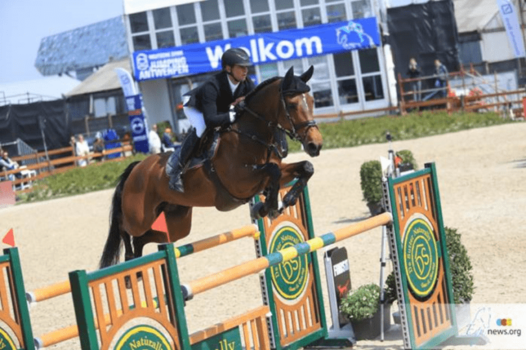 Frederic Vernaet salta no pódio da classe 4* LR 1m50 em Opglabbeek