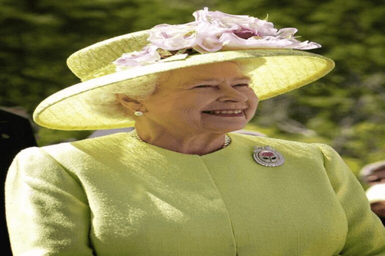 Elizabeth recebe cavalo como presente do presidente francês Macron