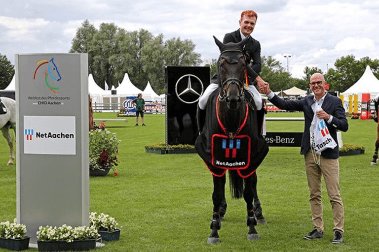 Alexander Housen toca o hino nacional belga em Aachen