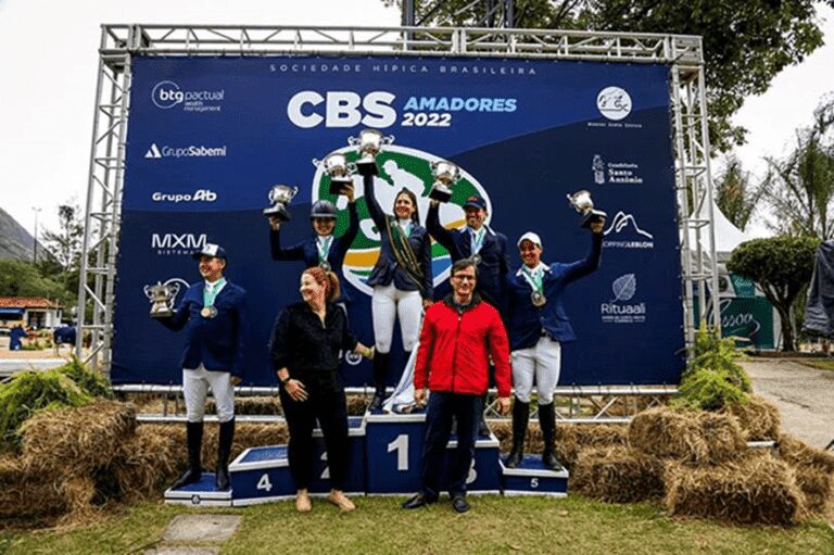 Flavia Junqueira, Flavia de Azevedo, Arie Carneiro e Luis Flora são os campeões brasileiros Amador 2022