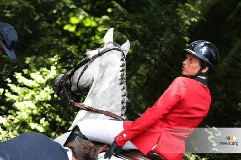 Catherine van Roosbroeck toca o hino nacional belga em Samorin