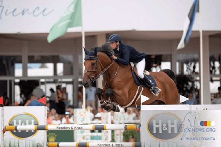 Marthe Heudens toca o hino nacional belga em 1,45m CSI2*