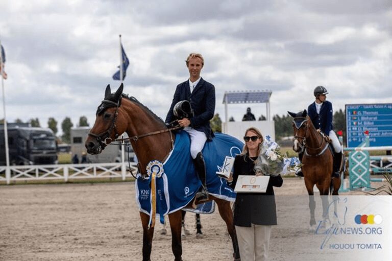 Gilles Thomas toca o hino nacional belga em Knokke