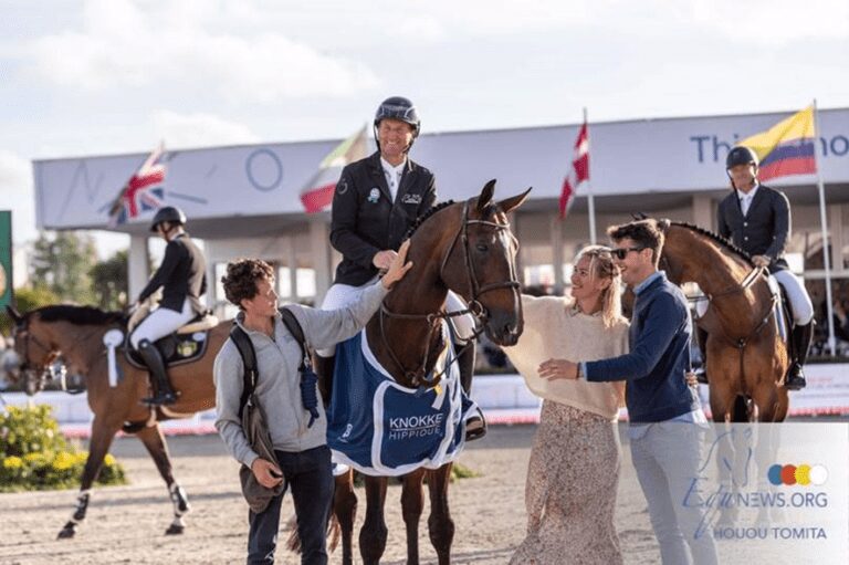 Koen Vereecke no topo do pódio na classe 3* 1,50m de Knokke Hippique