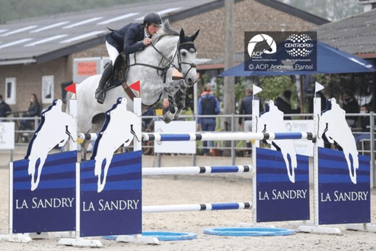 Axel Vandoorne, Thibo Hendrickx e Shirley Maes comemoram em Bonheiden
