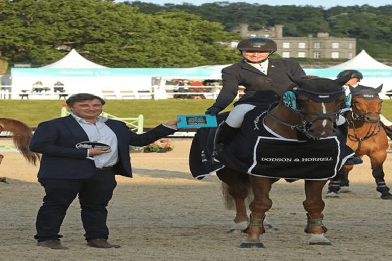 Holly Smith se torna companheira de equipe de Lorenzo de Luca e Emily Moffitt