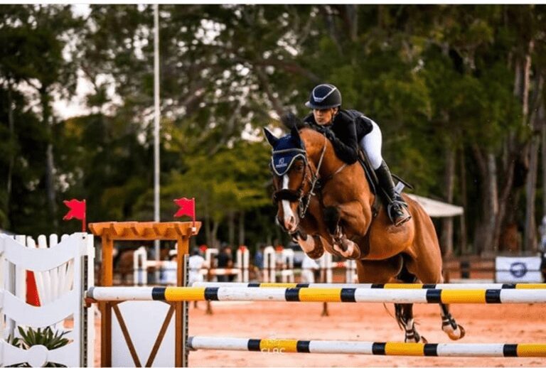 Lis de Paula Lacerda e Chevaux Gody Cooper na frente do Clássico de Brasília