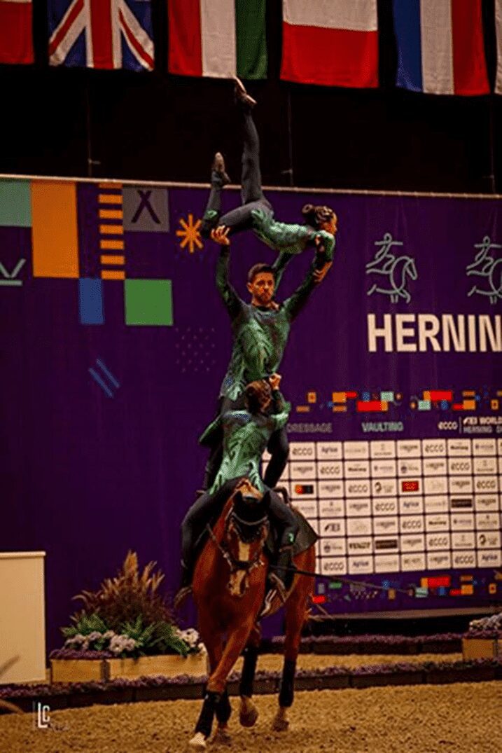 Brasil brilha no Mundial de Volteio 2022: acrobacias a cavalo