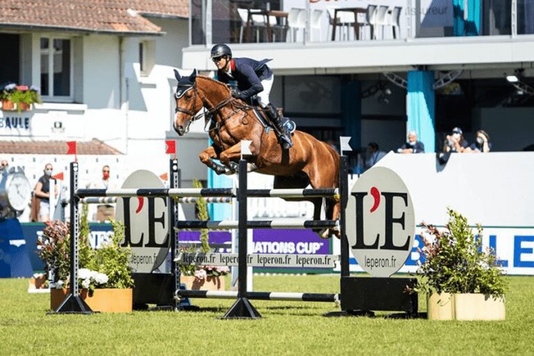 Julien Gonin coloca a classe principal St-Tropez em seu nome