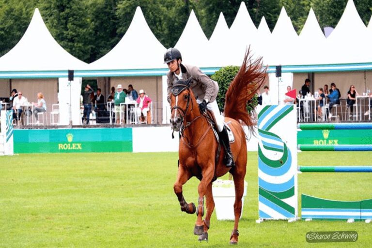 Luiz Felipe de Azevedo Neyo com medalha em 2* Grand Prix Sunshine Tour