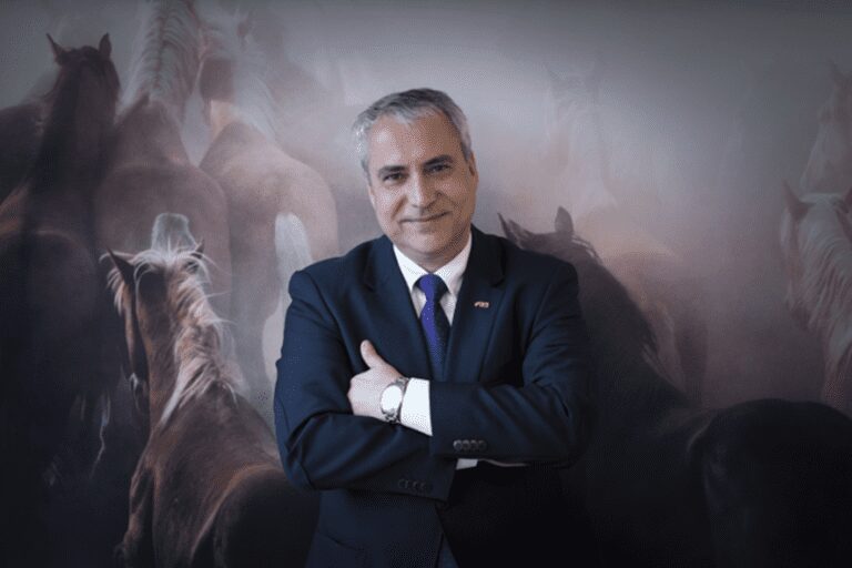 Ingmar De Vos reeleito para o terceiro e último mandato como Presidente da Federação Equestre Internacional (FEI)