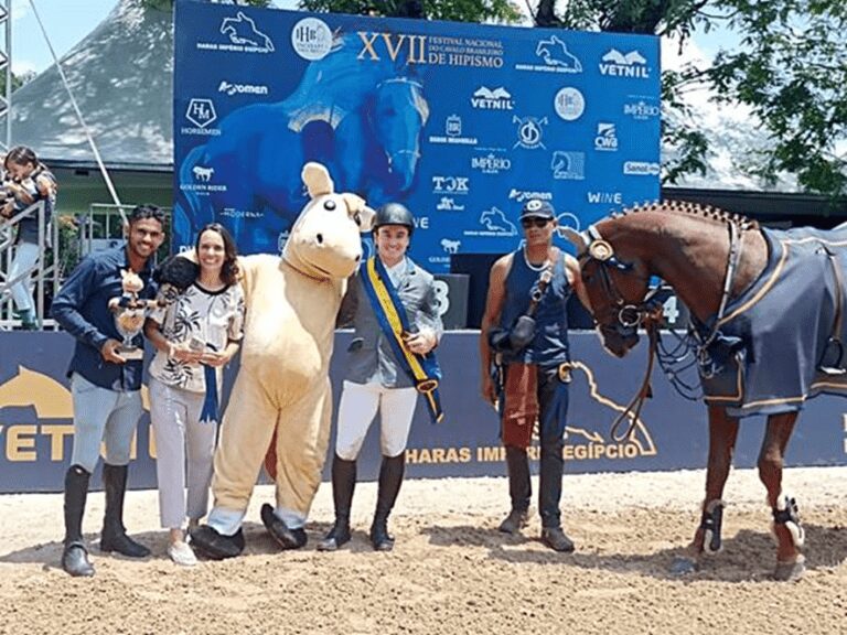 Roi Class Etoulon SM recebe a faixa de campeão do BH do Futuro 4 Anos
