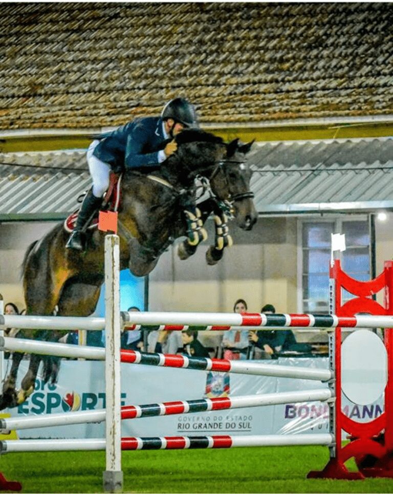 Lucas Martins Brambilla vence o Festival Hípico Noturno 2022
