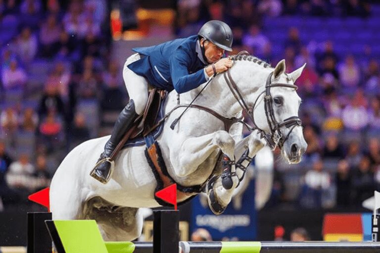 Gregory Wathelet toca hino durante a classe principal 2 * Peelbergen