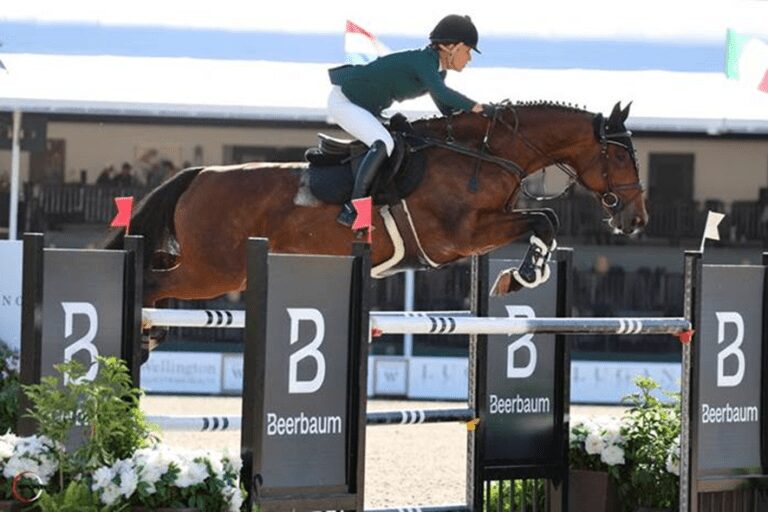 Luciana Lossio Marca Vitória no Grande Prêmio CSI2* de Beerbaum Stables