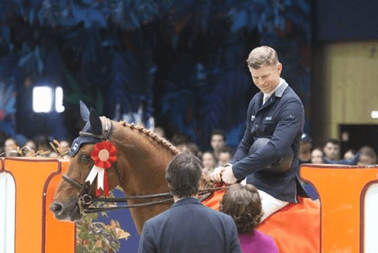 Max Kühner vence de forma emocionante em €100.000, 1,55m Le Saut Hermès