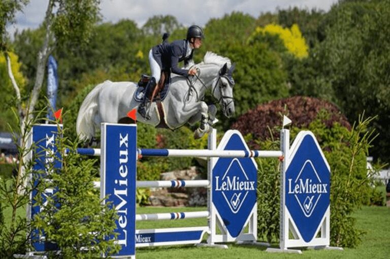 Jack Whitaker lidera pelotão britânico em Hickstead