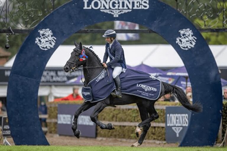 King George Gold Cup leva o vencedor britânico: Robert Whitaker ao ouro!