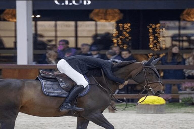 Bart Jay Jr Vandecasteele vê Kadee V/H Heikanthof deixar os estábulos