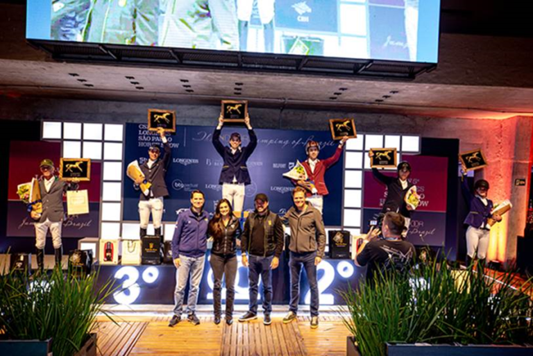 Guilherme Foroni com Clueso 5 é o campeão do Clássico no Internacional Indoor na Sociedade Hípica Paulista