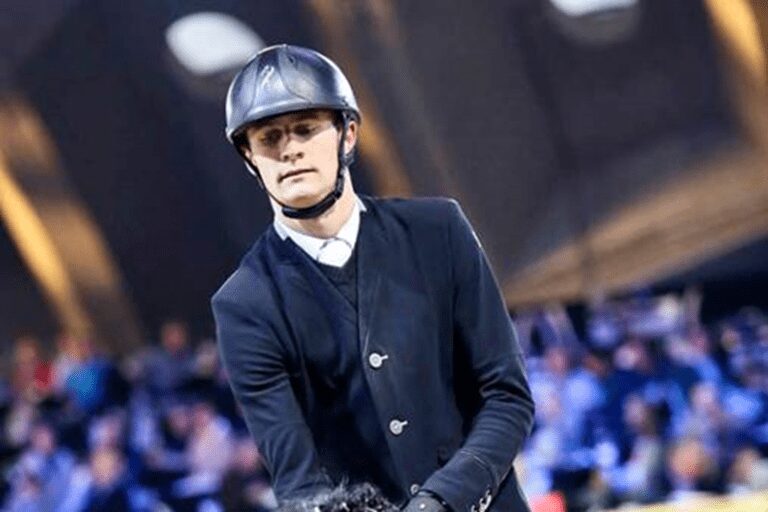 Stal Het Netehof vê o garanhão Cataki van de Helle deixar os estábulos