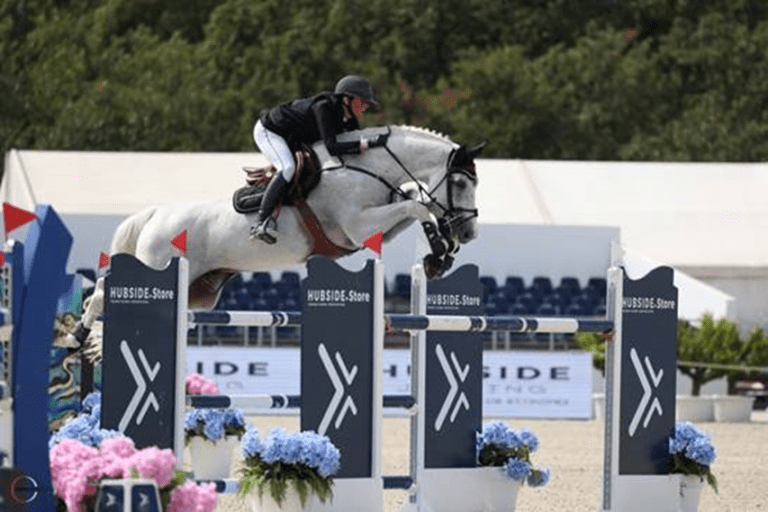 Cindy van der Straten e Cherie des Vergers Z brilham entre os cavalos jovens em St Tropez