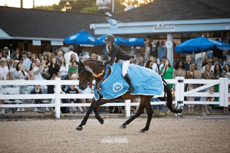 Grace Debney e Zarina de Vidau vencem Speed ​​Derby no Devon Horse Show