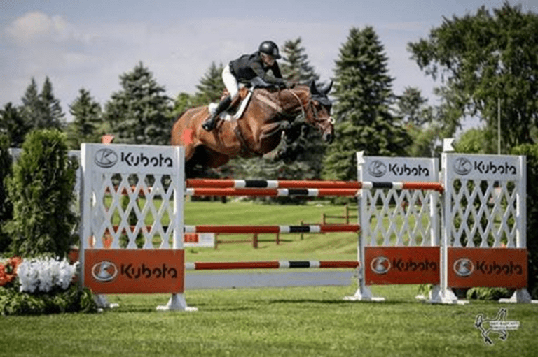 Giavanna Rinaldi cavalga para a vitória no Kubota Grand Prix na Major League Show Jumping Ottawa