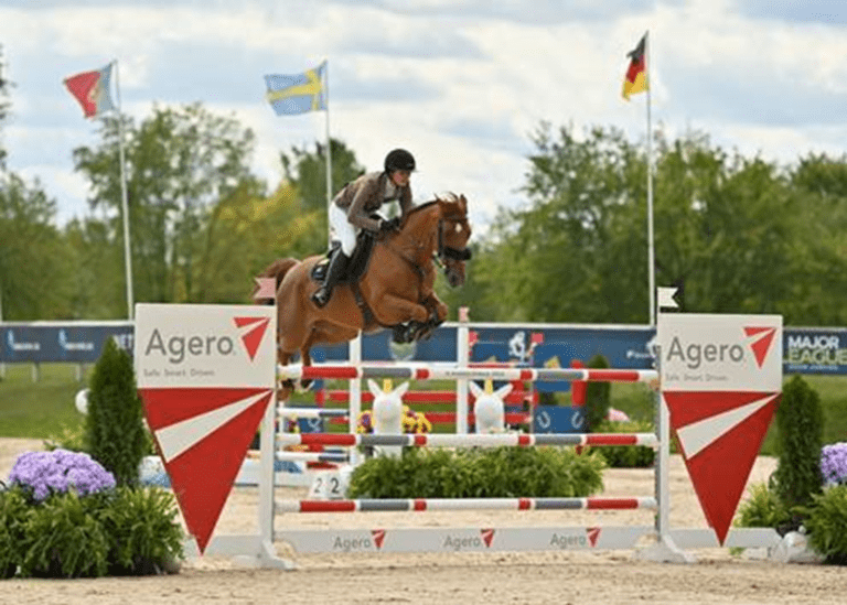 Charlotte Jacobs marca uma trifecta a bordo do Rincoola Milsean no CSI3* Grand Prix durante o torneio Silver Oak Jumper