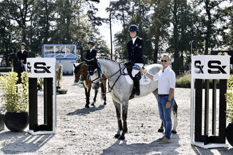 Niamh McEvoy e BP Lucky Clover são os melhores na classe Consolation FEI WBFSH Jumping World Breeding Championship para cavalos de 5 anos de idade