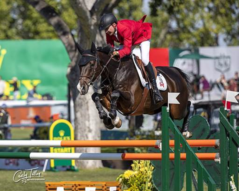Rene Dittmer coloca o atleta olímpico Emerson de Mario Deslauriers sob a sela