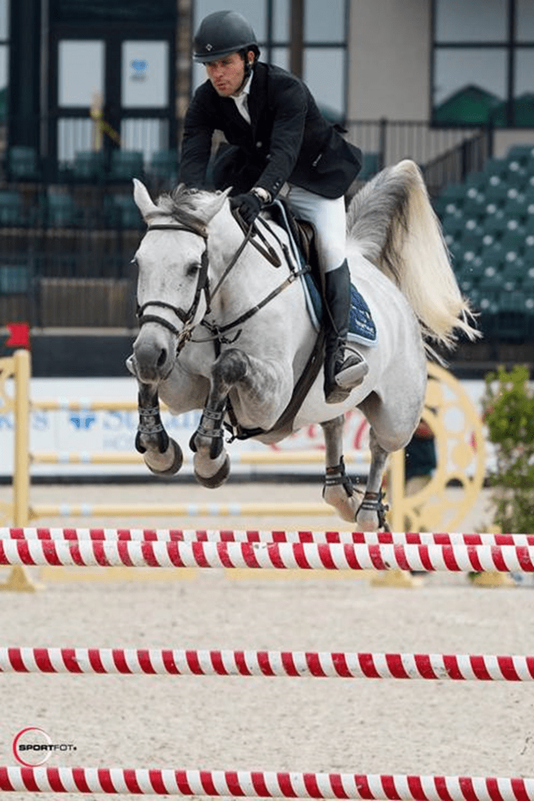 Cavalos e cavaleiros prontos para CSI5* MLSJ Tryon