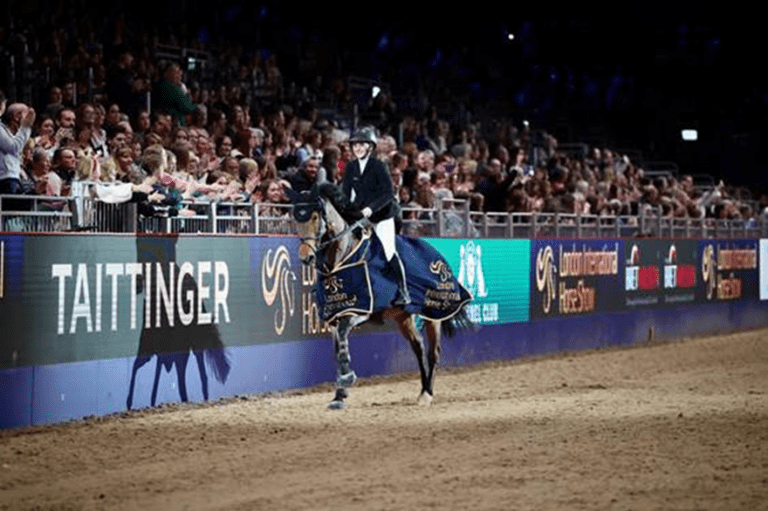 Cavalos e cavaleiros para o London Olympia Horse Show