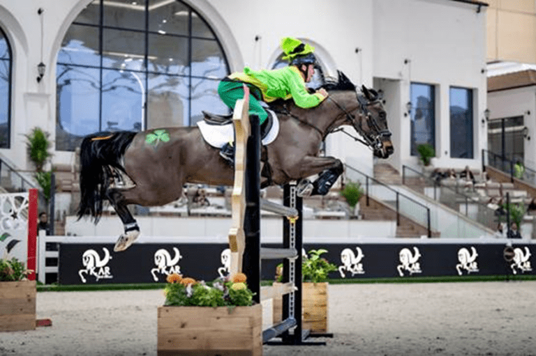 O ‘Leprechaun’ irlandês Michael Pender acelera para a vitória na classe de trajes CSI4*-W K.AR Sport Horses 1,40 m