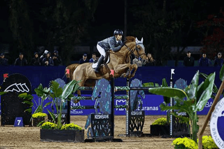 Ivo Roza Filho com Umburanas Night Star VD fatura GP no Nacional de Salto D Maio