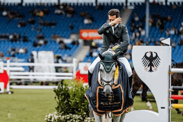 Yuri Mansur com Clariquada T fatura o Prêmio Mystic Rose, renomado criatório brasileiro, em Aachen
